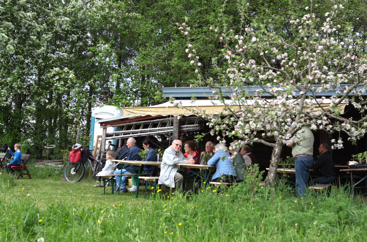 Kaffee und Kuchen im Freien im blühenden Obstlehrgarten