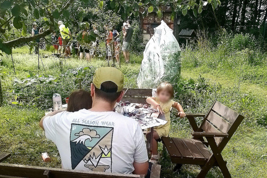 Andrang beim Stockbrot-Backen und am Basteltisch im Lehrgarten.