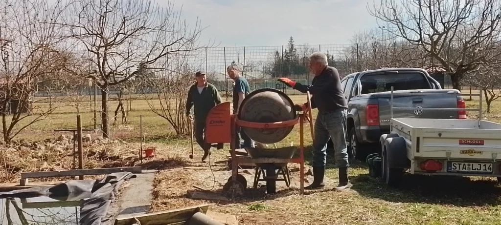 Für die Uferbefestigung am Teich im Gilchinger Lehrgarten wird ein Betonmischer benötigt.