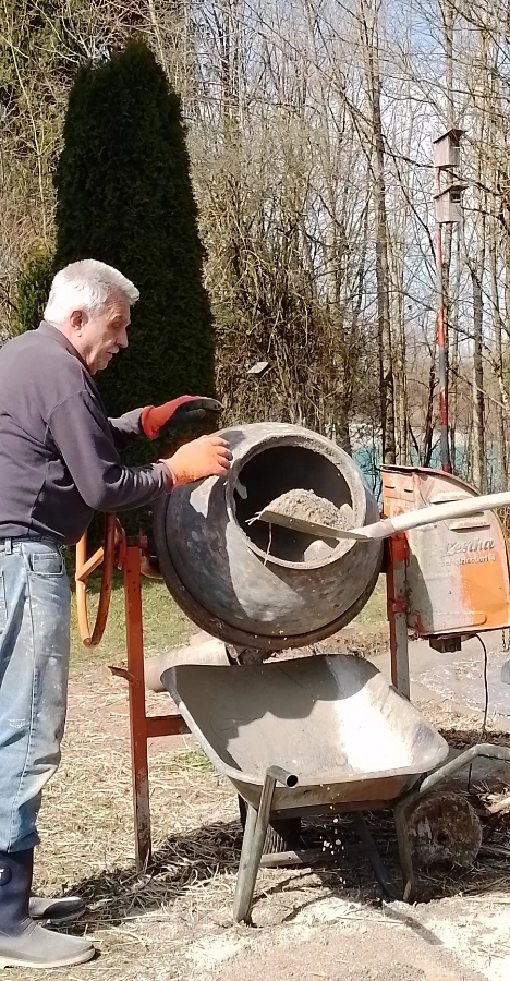 Beton für den Uferweg im Lehrgarten Gilching wird im Betonmischer hergestellt.