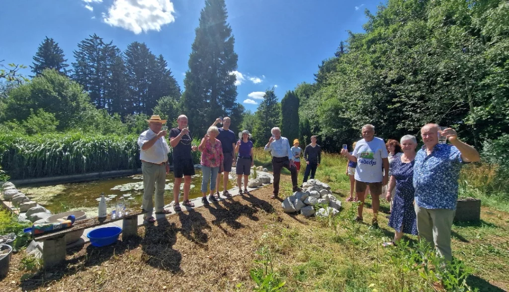 Offiziell eingeweiht wurde der neu gebaute Teich am 28.06.2025.