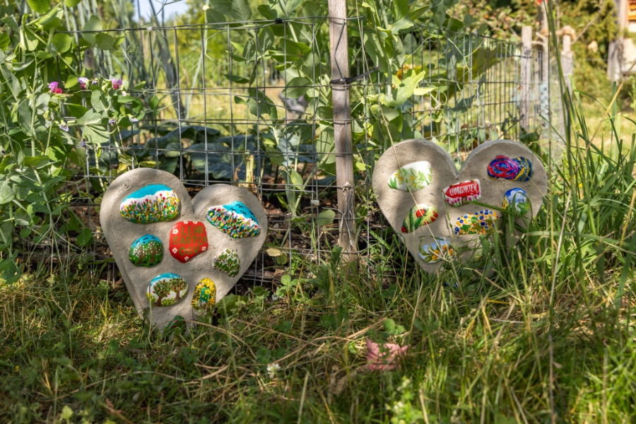 Zwei dekorative Herzen wurden im Lehrgarten Gilching von Mitgliedern gestaltet