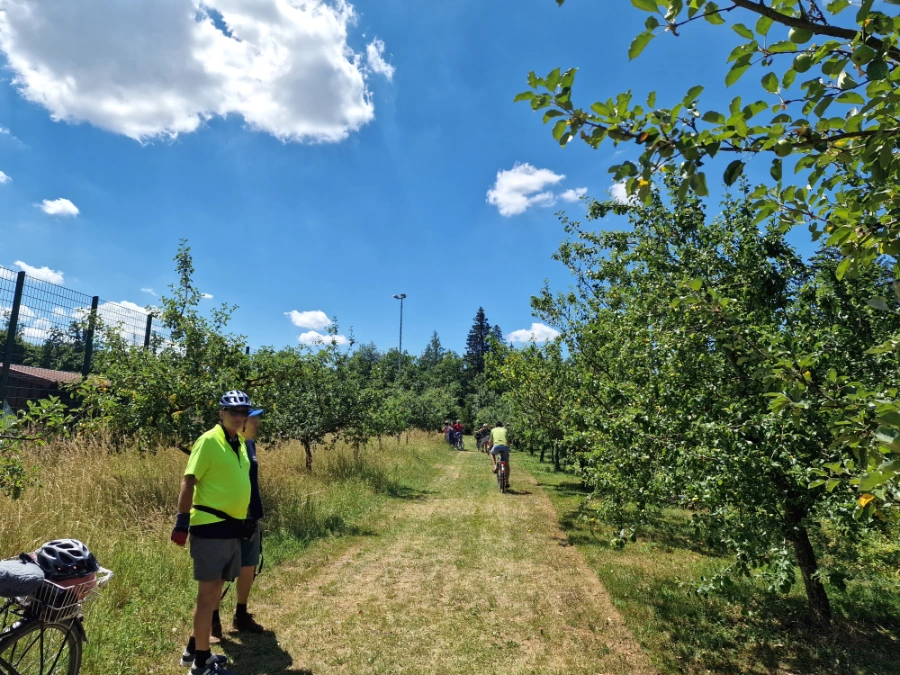 Fahrradfahrer zu Besuch im Lehrgarten Gilching bei sommerlichem Wetter