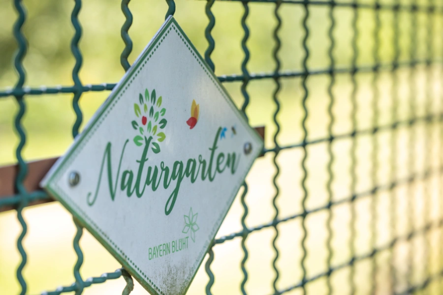 Schild "Naturgarten" am Gartentor des Lehrgarten Gilching