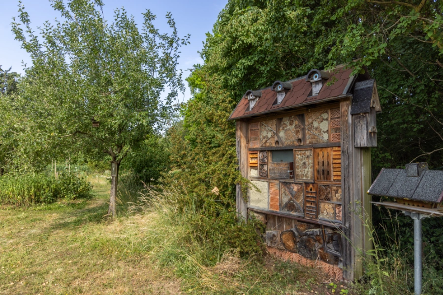 Ein großes Insektenhotel bietet viel Platz für Wildinsekten im Lehrgarten Gilching